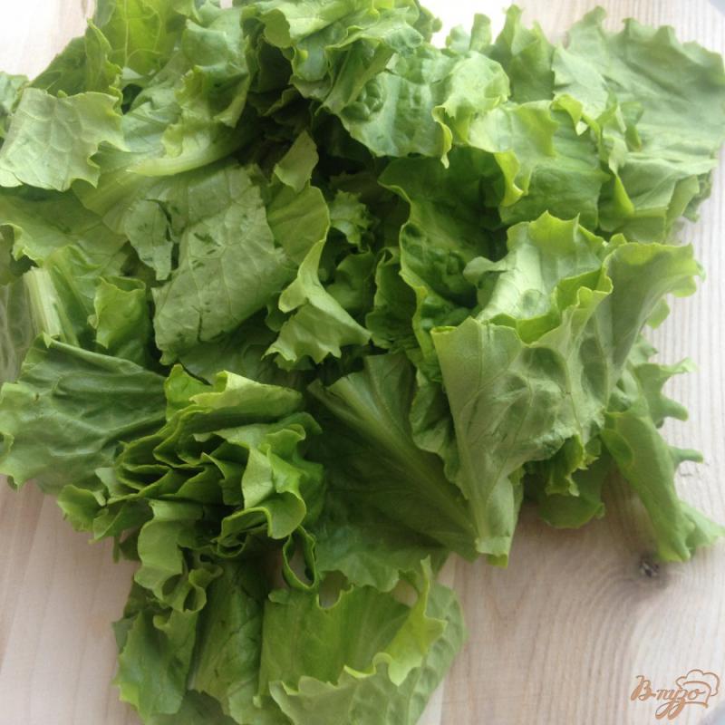 Фото приготовление рецепта: Салат с зеленью и вялеными маслинами шаг №2