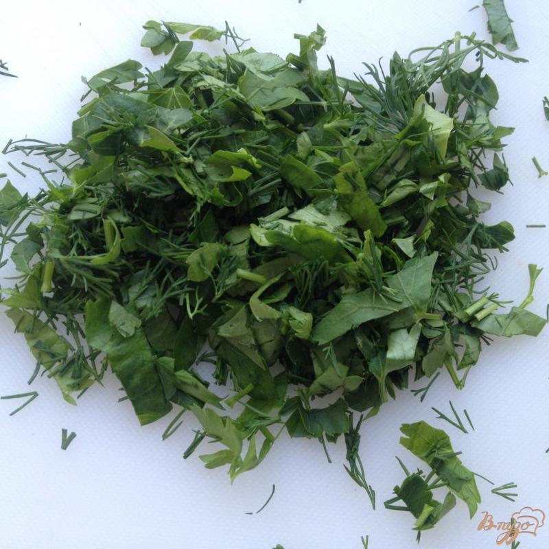 Фото приготовление рецепта: Салат с зеленью и вялеными маслинами шаг №3