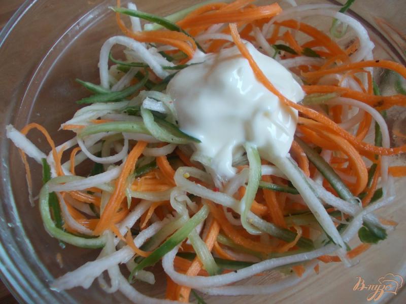 Фото приготовление рецепта: Овощной салат с дайконом шаг №3
