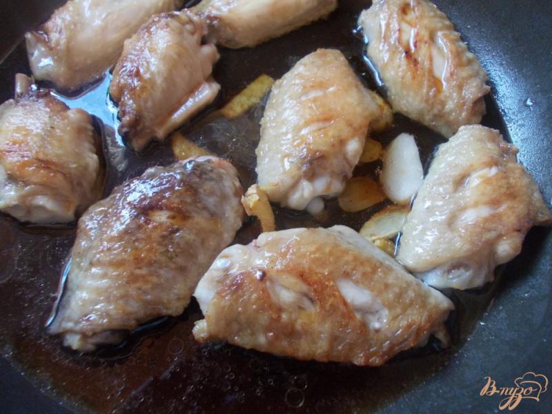 Фото приготовление рецепта: Куриные крылышки в кока-коле шаг №3