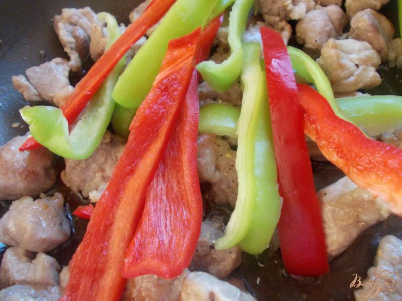 Фото приготовление рецепта: Свинина в горчично-сливочном соусе с овощами шаг №4
