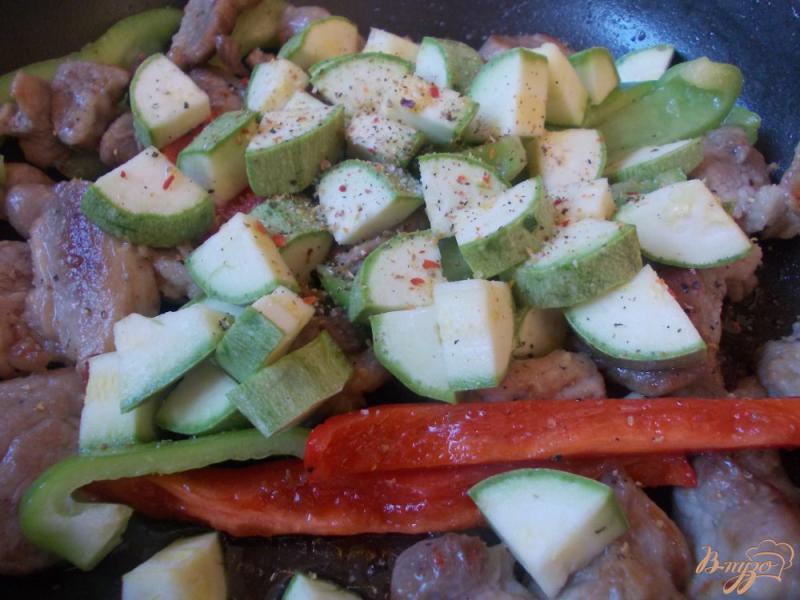 Фото приготовление рецепта: Свинина в горчично-сливочном соусе с овощами шаг №5