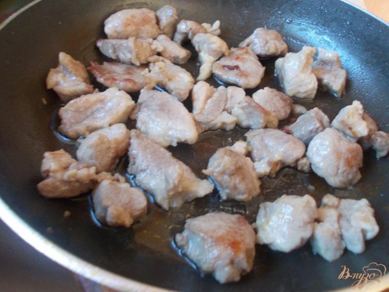Фото приготовление рецепта: Свинина в горчично-сливочном соусе с овощами шаг №3