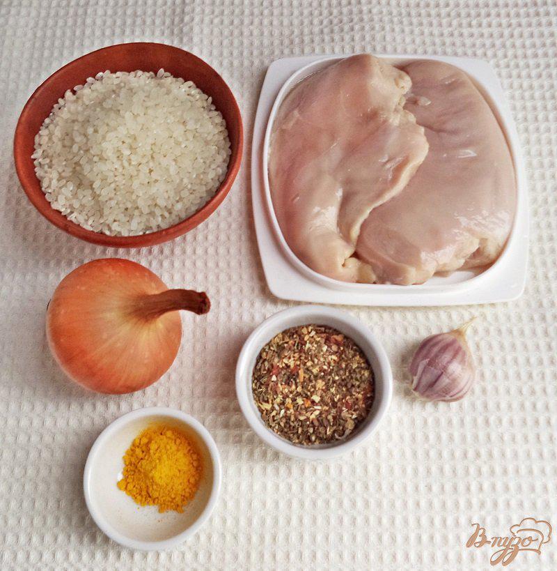 Фото приготовление рецепта: Отбивные из куриного филе с рисом и луком шаг №1