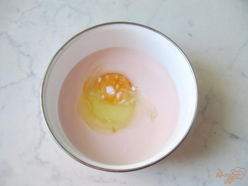 Фото приготовление рецепта: Оладьи  на клубничном йогурте шаг №3