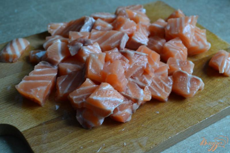 Фото приготовление рецепта: Домашняя паста с соусом из рыбы с шампиньонами шаг №5
