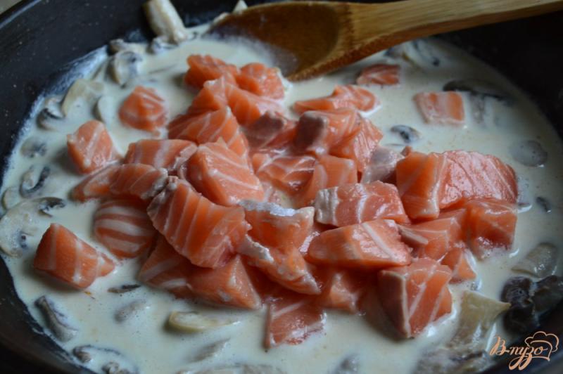 Фото приготовление рецепта: Домашняя паста с соусом из рыбы с шампиньонами шаг №7
