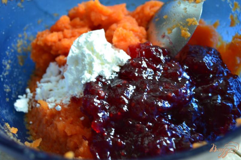 Фото приготовление рецепта: Быстрые пирожки с морковной начинкой шаг №7