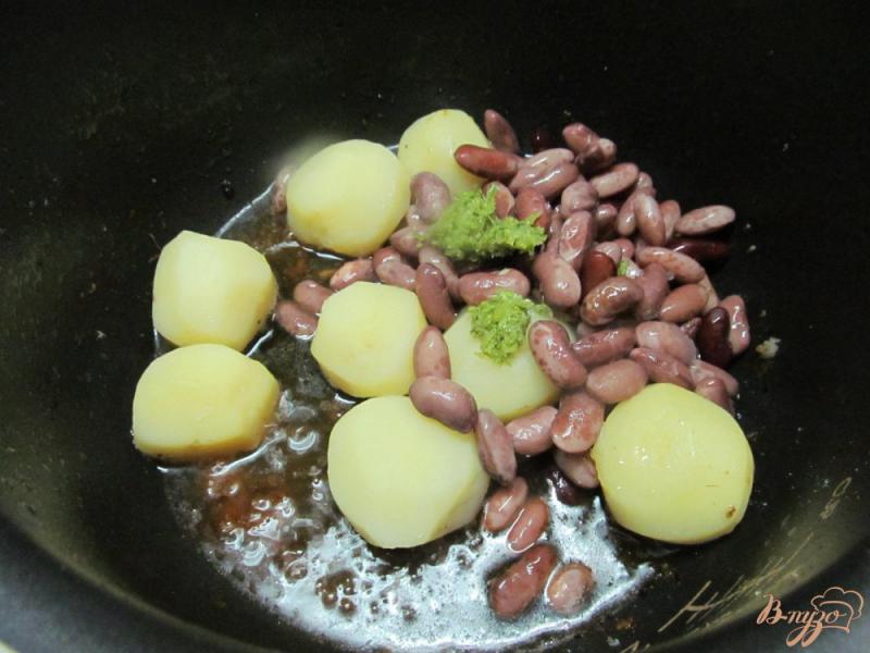 Фото приготовление рецепта: Куриные бедра с фасолью в мультиварке шаг №4