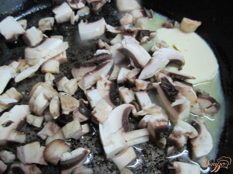 Фото приготовление рецепта: Фаршированные кабачки отваренной курицей и грибами шаг №3