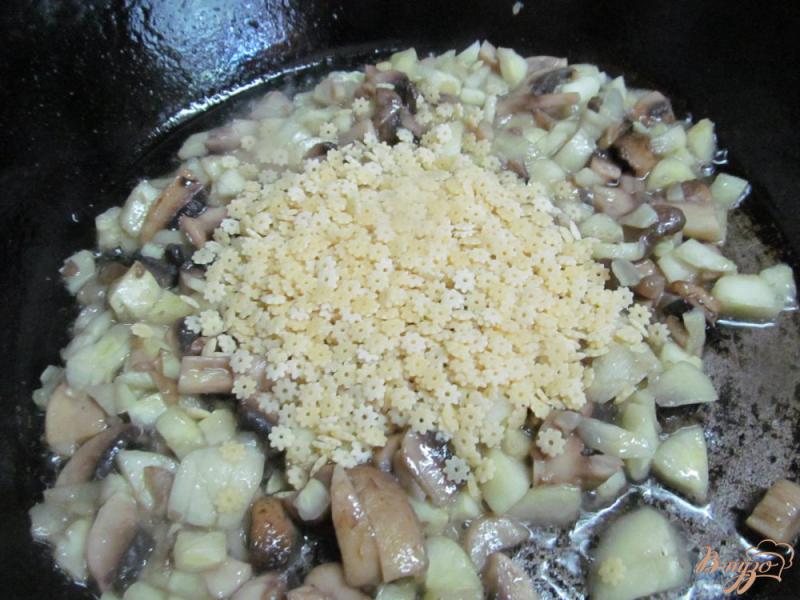 Фото приготовление рецепта: Фаршированные кабачки отваренной курицей и грибами шаг №5