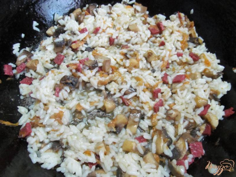 Фото приготовление рецепта: Рисовая каша с грибами и колбасой шаг №4
