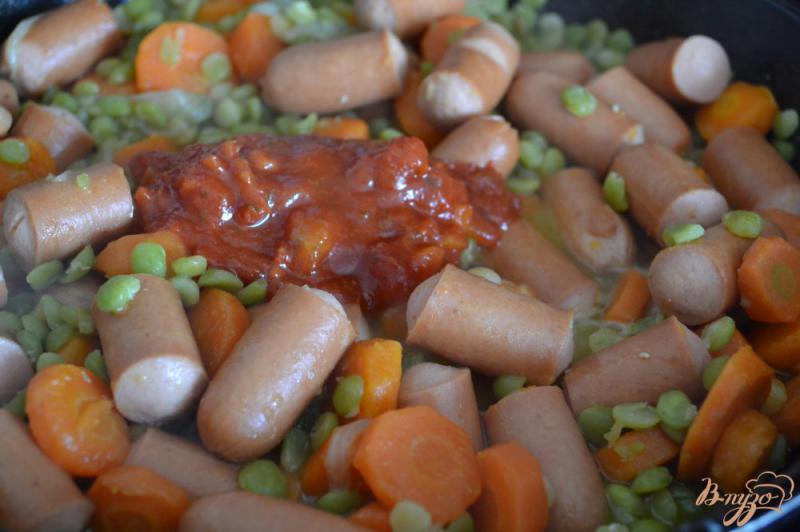Фото приготовление рецепта: Морковно-гороховое рагу с сосисками шаг №5