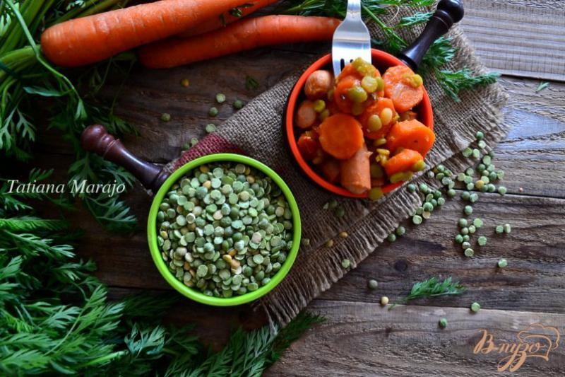 Фото приготовление рецепта: Морковно-гороховое рагу с сосисками шаг №6