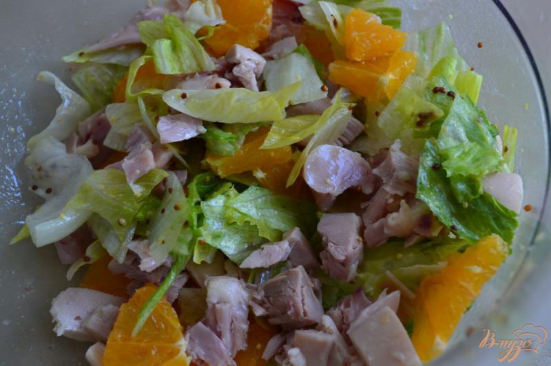 Фото приготовление рецепта: Салат с копченой курицей и апельсином шаг №4
