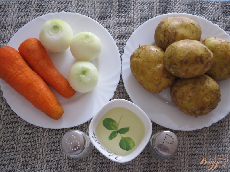 Фото приготовление рецепта: Картофель с морковью и луком шаг №1