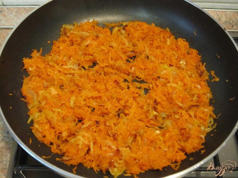 Фото приготовление рецепта: Картофель с морковью и луком шаг №6
