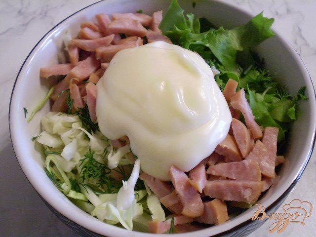 Фото приготовление рецепта: Капустный салат с мясными сосисками шаг №5