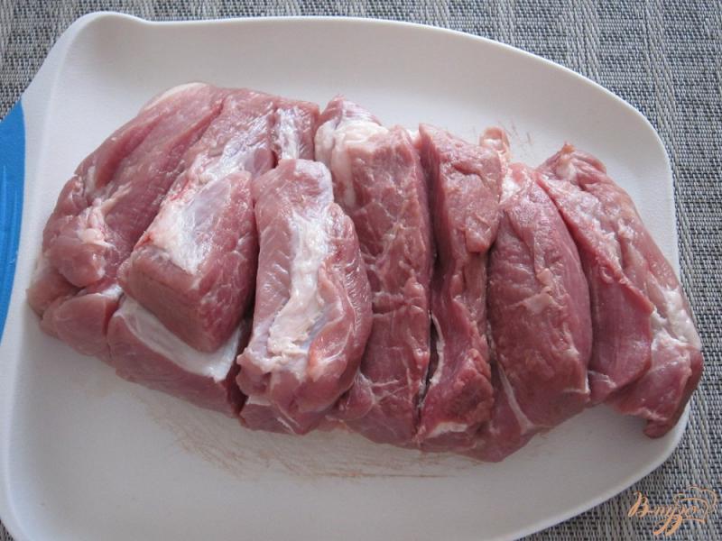 Фото приготовление рецепта: Мясо с сыром и грибами в духовке шаг №2