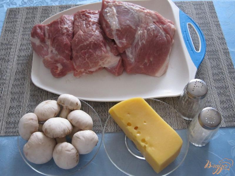 Фото приготовление рецепта: Мясо с сыром и грибами в духовке шаг №1