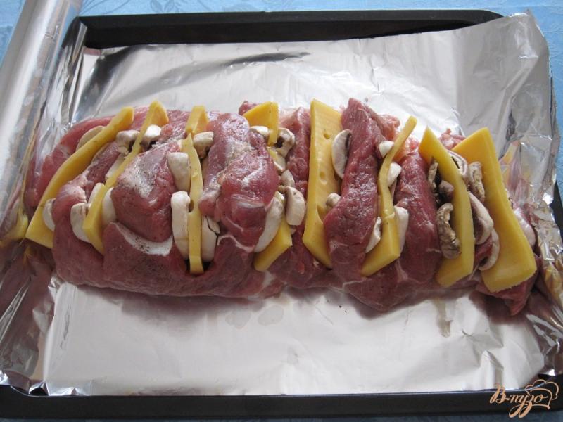 Фото приготовление рецепта: Мясо с сыром и грибами в духовке шаг №5