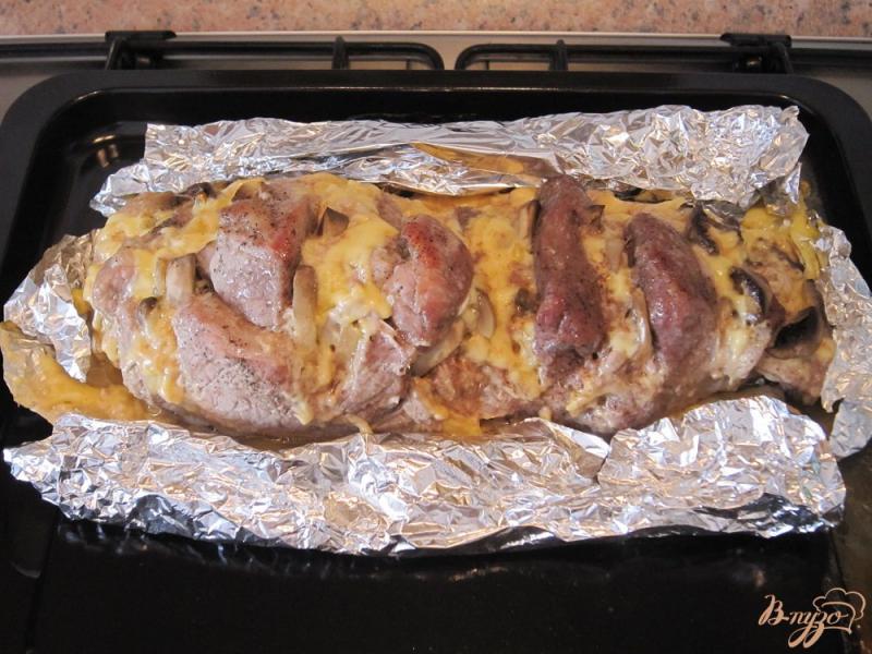 Фото приготовление рецепта: Мясо с сыром и грибами в духовке шаг №7