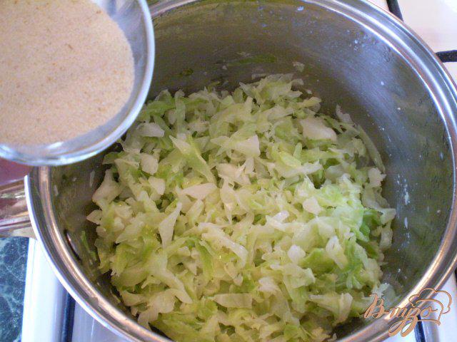 Фото приготовление рецепта: Запеканка из молодой капусты с манкой шаг №4