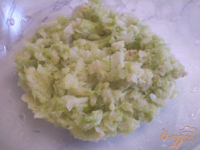 Фото приготовление рецепта: Запеканка из молодой капусты с манкой шаг №5