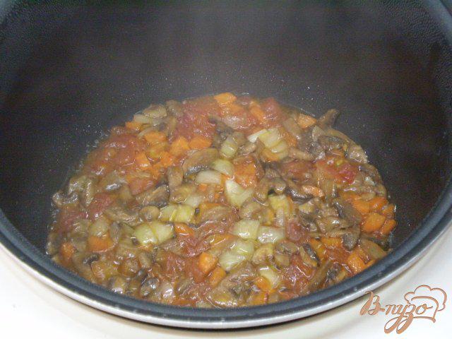 Фото приготовление рецепта: Рис с помидором и грибами в мультиварке шаг №4