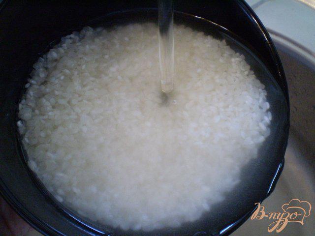 Фото приготовление рецепта: Рис с помидором и грибами в мультиварке шаг №5