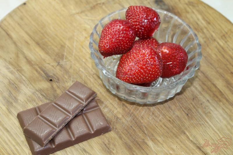 Фото приготовление рецепта: Шоколадные блинчики с клубникой и шоколадом шаг №3