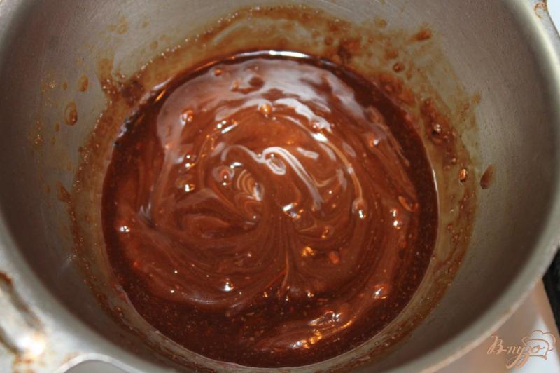 Фото приготовление рецепта: Шоколадные блинчики с клубникой и шоколадом шаг №4