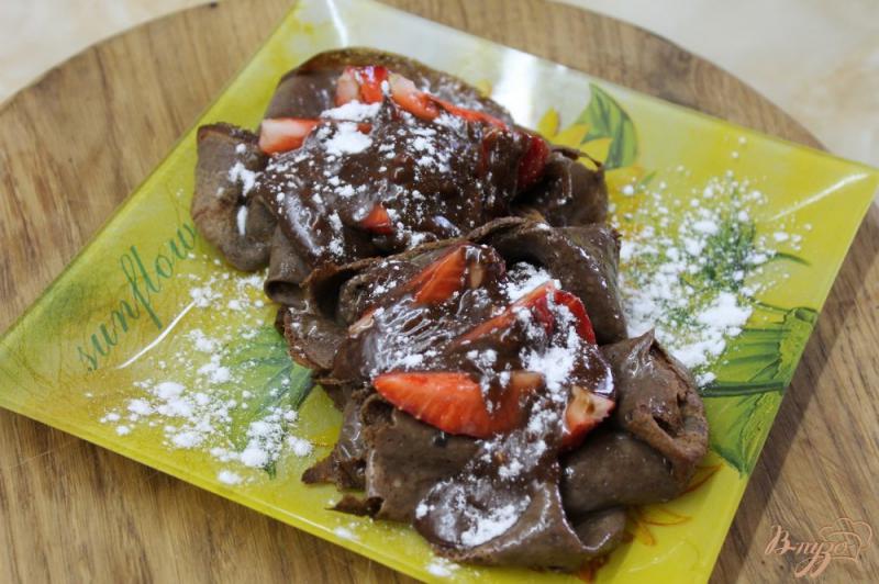 Фото приготовление рецепта: Шоколадные блинчики с клубникой и шоколадом шаг №7