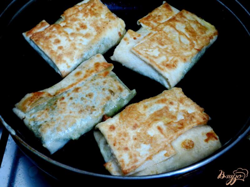 Фото приготовление рецепта: Пирожки из лаваша, шпината и творога шаг №12