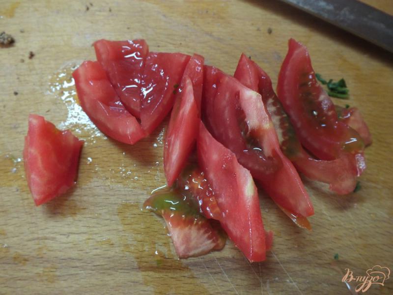 Фото приготовление рецепта: Салат с отварной говяжьей печенкой и помидорами шаг №3
