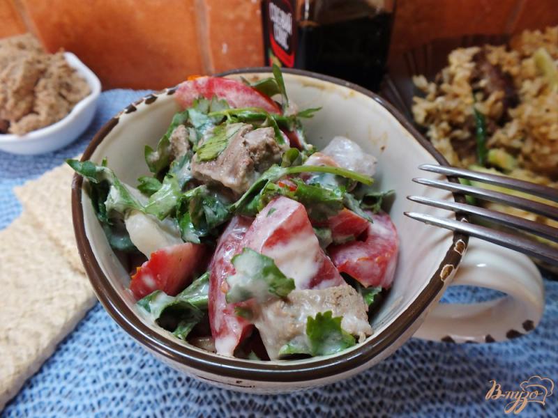 Фото приготовление рецепта: Салат с отварной говяжьей печенкой и помидорами шаг №6