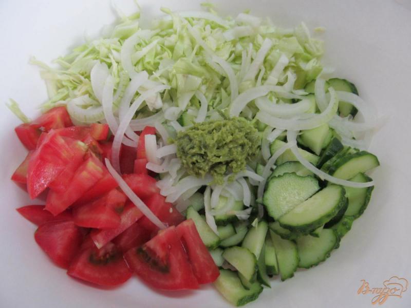 Фото приготовление рецепта: Летний салат со сметаной шаг №2