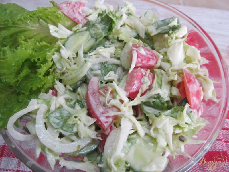 Фото приготовление рецепта: Летний салат со сметаной шаг №4