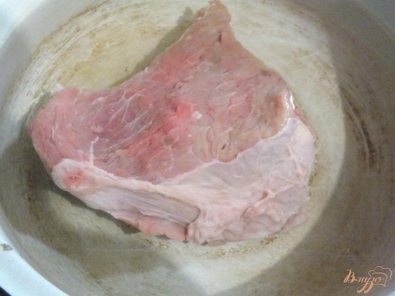 Фото приготовление рецепта: Отварная говядина в луковом бульоне шаг №1