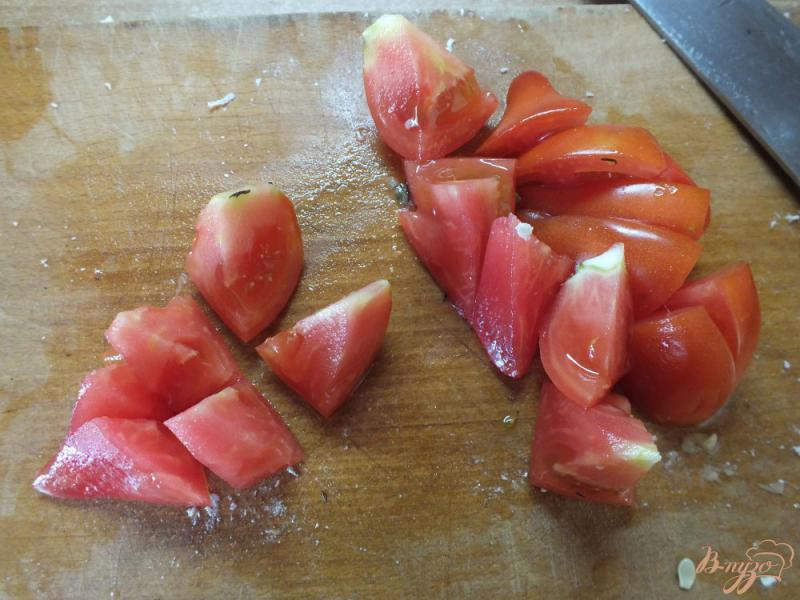 Фото приготовление рецепта: Салат с жаренным кабачком и помидором шаг №3