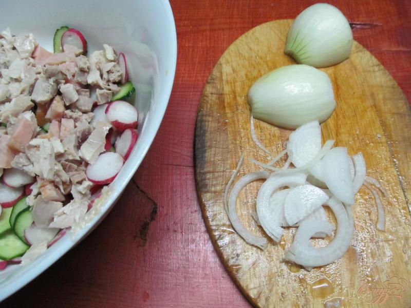 Фото приготовление рецепта: Салат из курицы помидор и редиса шаг №4