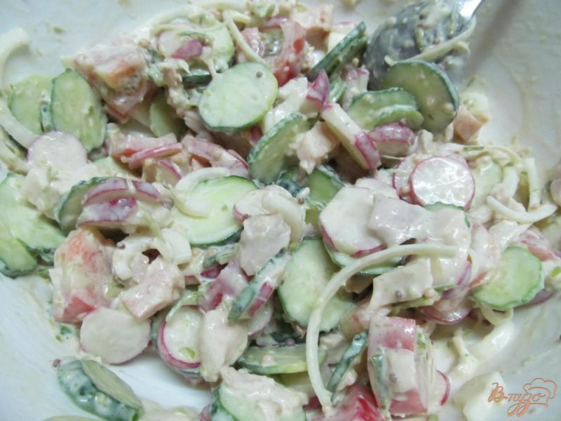 Фото приготовление рецепта: Салат из курицы помидор и редиса шаг №6