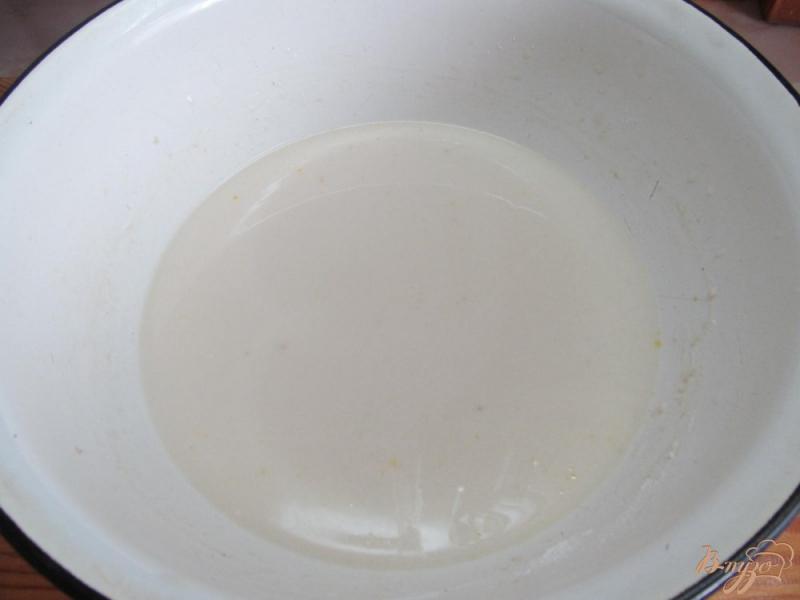 Фото приготовление рецепта: Булочки на кислом молоке с кориандром шаг №1