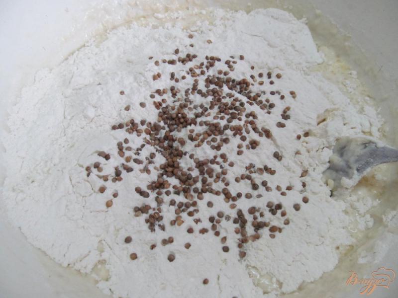 Фото приготовление рецепта: Булочки на кислом молоке с кориандром шаг №3