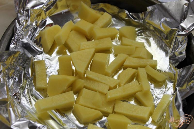 Фото приготовление рецепта: Картофель запеченная с рыбой и овощами шаг №2