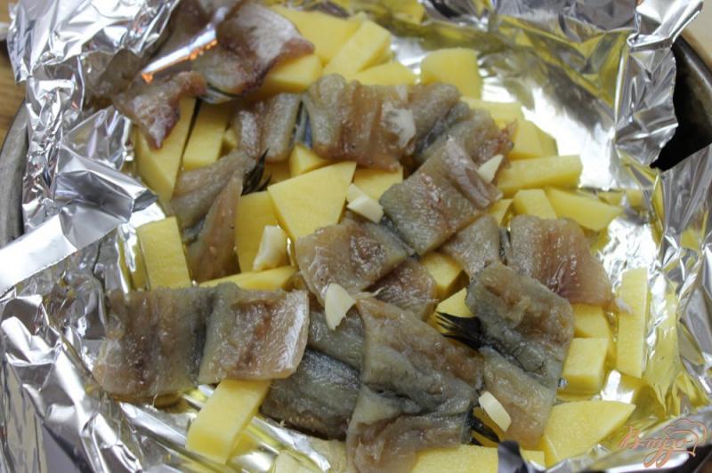 Фото приготовление рецепта: Картофель запеченная с рыбой и овощами шаг №3