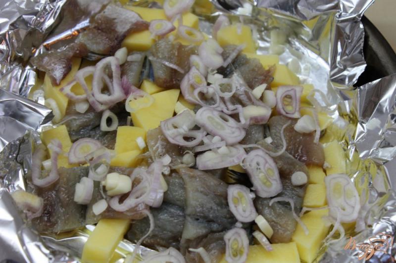 Фото приготовление рецепта: Картофель запеченная с рыбой и овощами шаг №4