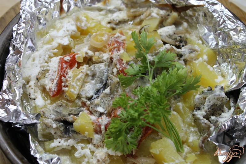 Фото приготовление рецепта: Картофель запеченная с рыбой и овощами шаг №7