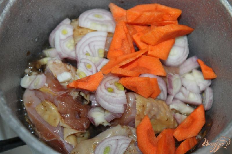 Фото приготовление рецепта: Курица жаренная с перцем чили и арахисом шаг №3