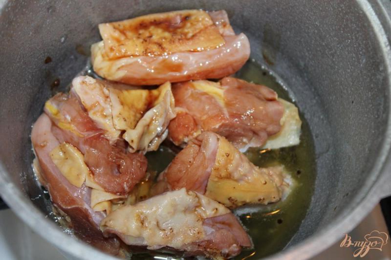 Фото приготовление рецепта: Курица жаренная с перцем чили и арахисом шаг №2